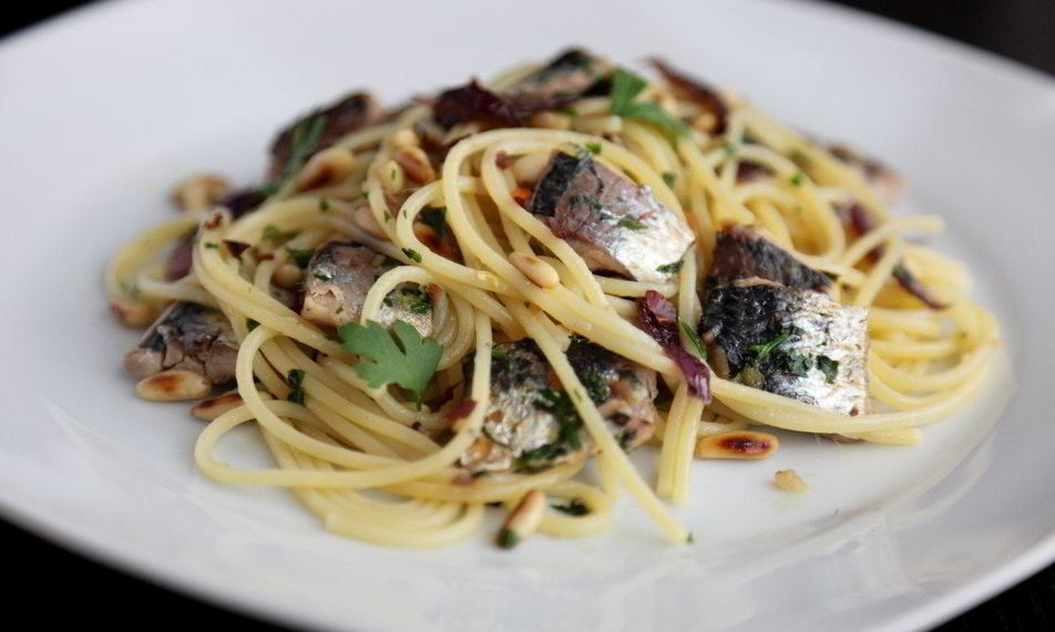 Рецепт спагетти с сардинами и кедровыми орехами
