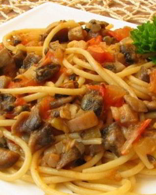 Спагетти с шампиньонами и мясным соусом