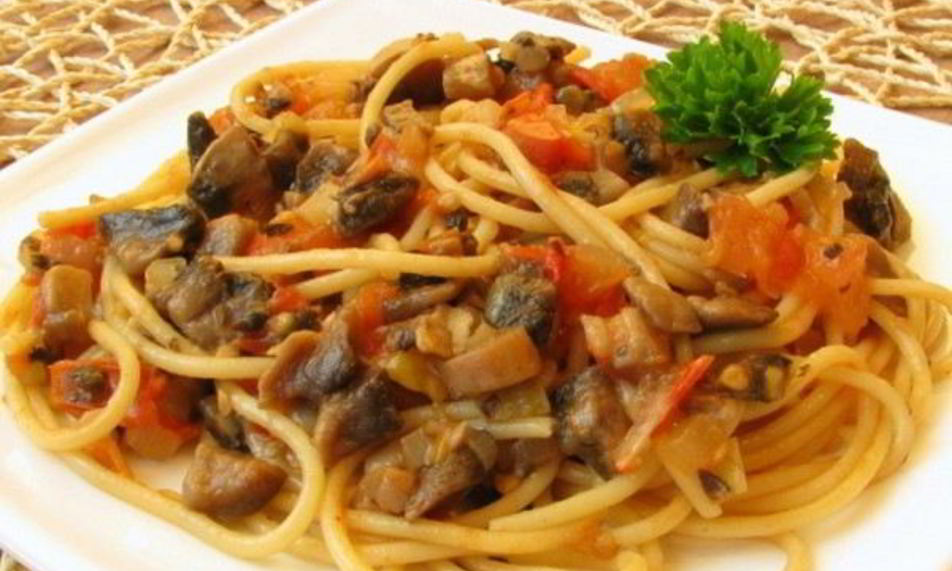 Рецепт спагетти с шампиньонами и мясным соусом
