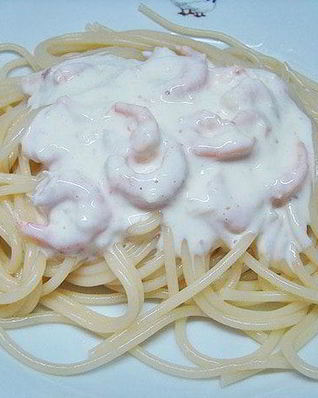 Спагетти с сырно-сливочным соусом и креветками
