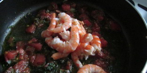 спагетти с томатами и креветками