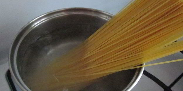 спагетти с томатами и креветками