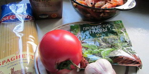 спагетти с томатами и креветками