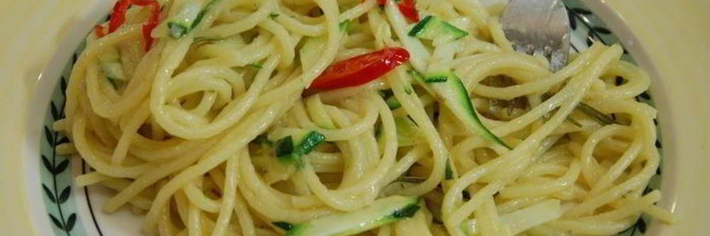 Спагетти с цукини, розмарином и чесноком