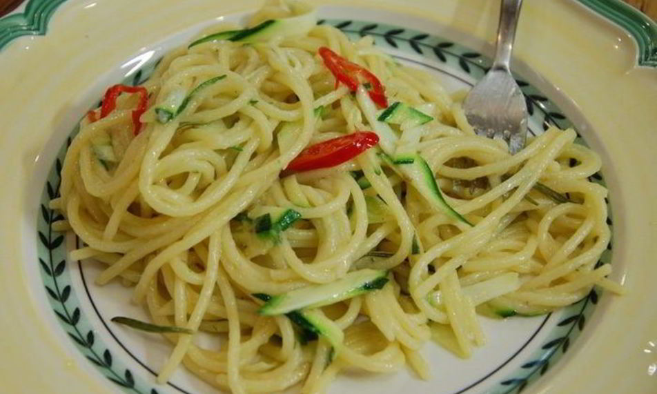 Рецепт спагетти с цукини, розмарином и чесноком