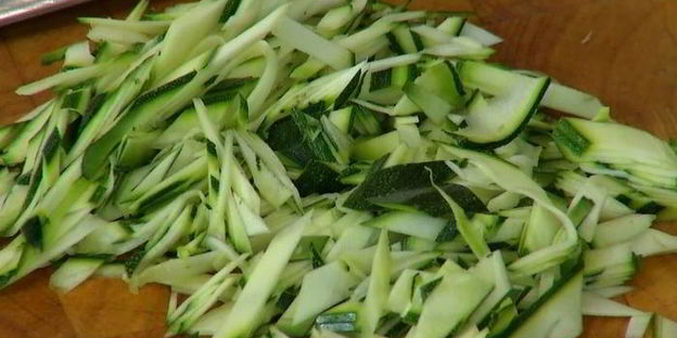 спагетти с цукини, розмарином и чесноком