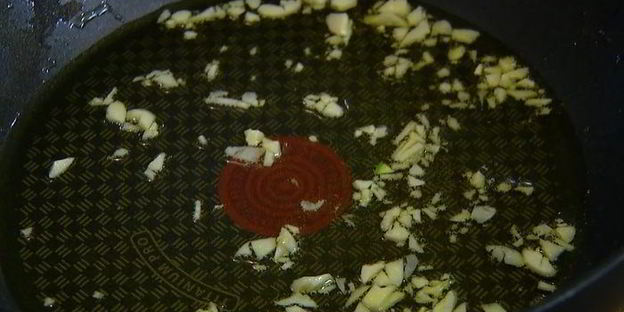 спагетти с цукини, розмарином и чесноком