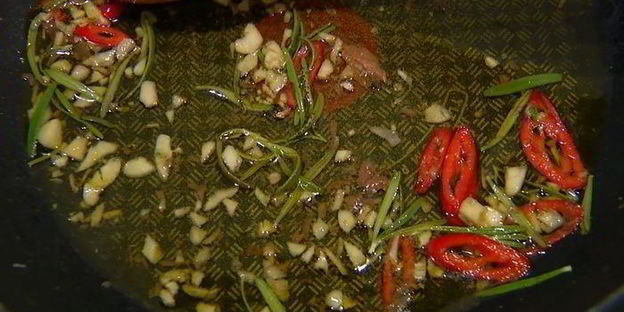 спагетти с цукини, розмарином и чесноком