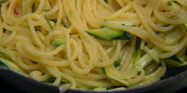 спагетти с цукини, розмарином и чесноком