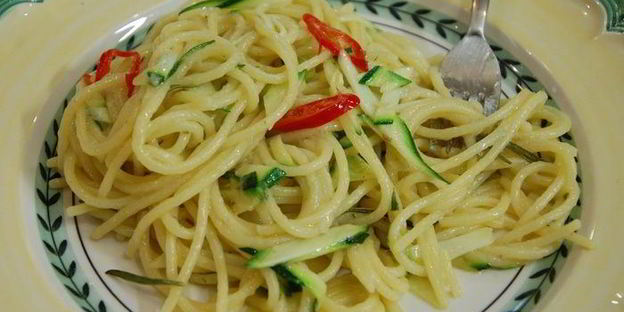 спагетти с цукини, розмарином и чесноком