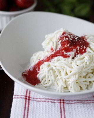Замороженные спагетти с клубничным соусом