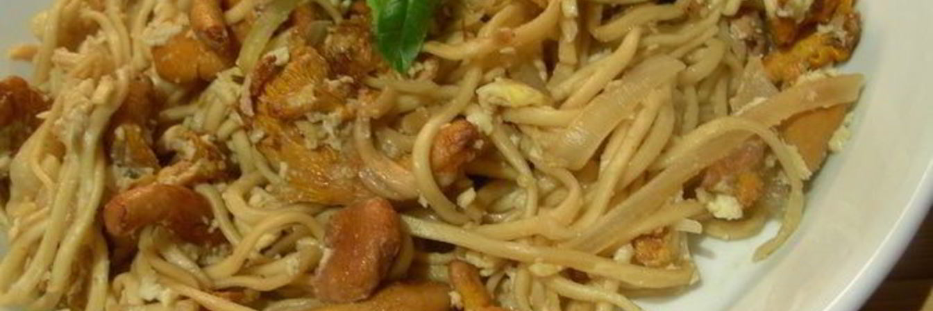 Жареная китайская лапша с яйцом и лисичками