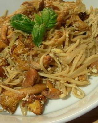 Жареная китайская лапша с яйцом и лисичками