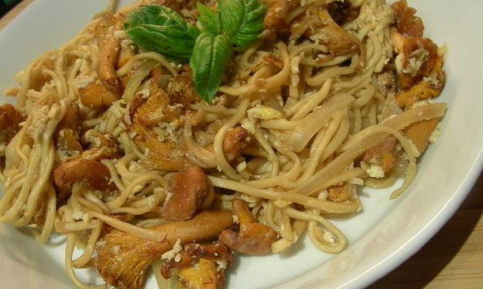 Рецепт жареной китайской лапши с яйцом и лисичками