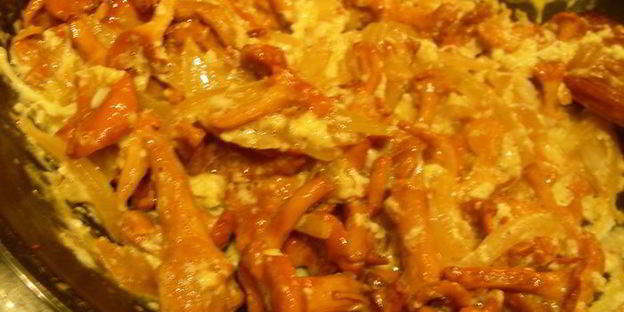 жареная китайская лапша с яйцом и лисичками