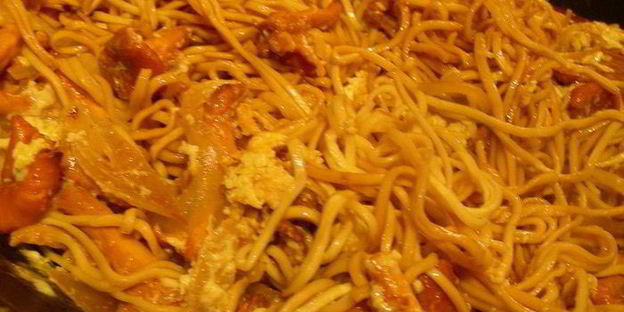 жареная китайская лапша с яйцом и лисичками