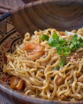 Жареная лапша с курицей и креветками