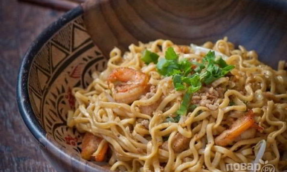 Рецепт жареной лапши с курицей и креветками
