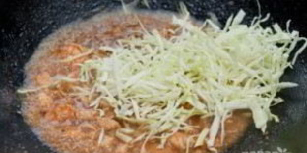 жареная лапша с курицей и креветками