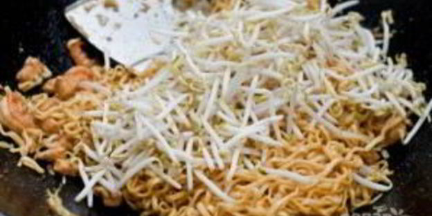 жареная лапша с курицей и креветками