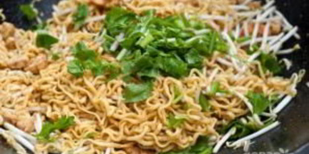 жареная лапша с курицей и креветками