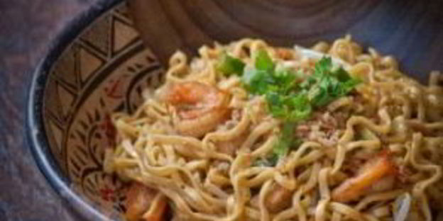 жареная лапша с курицей и креветками