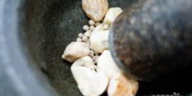 жареная лапша с курицей и креветками