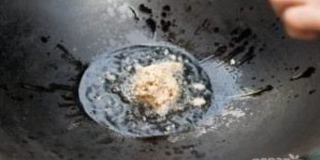 жареная лапша с курицей и креветками