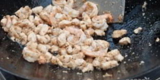 жареная лапша с курицей и креветками