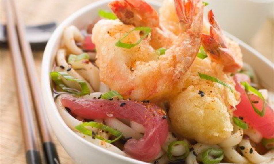 Рецепт жареной лапши удон с креветками, тофу и пореем