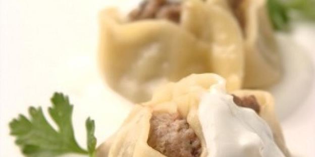 манты с бараниной и йогуртовым соусом