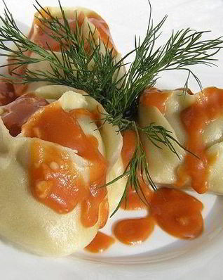 Манты с картофельной начинкой и томатно-чесночным соусом