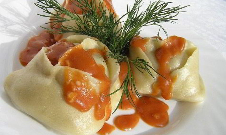 Рецепт мантов с картофельной начинкой и томатно-чесночным соусом