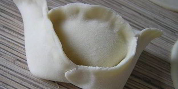 манты с картофельной начинкой и томатно-чесночным соусом