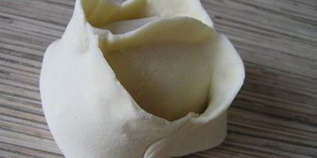 манты с картофельной начинкой и томатно-чесночным соусом