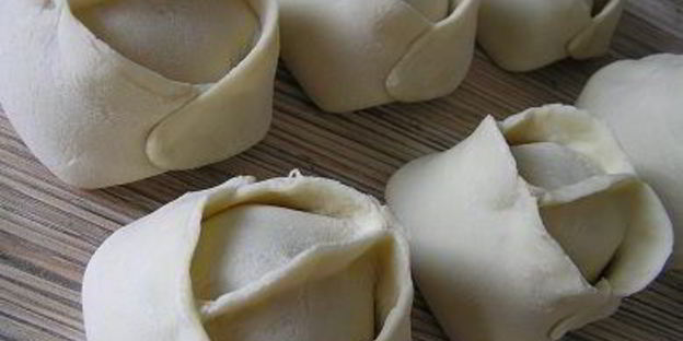 манты с картофельной начинкой и томатно-чесночным соусом