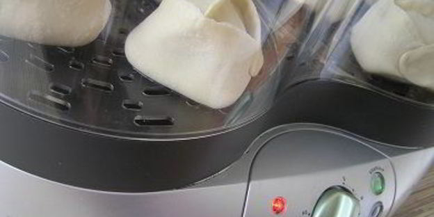 манты с картофельной начинкой и томатно-чесночным соусом