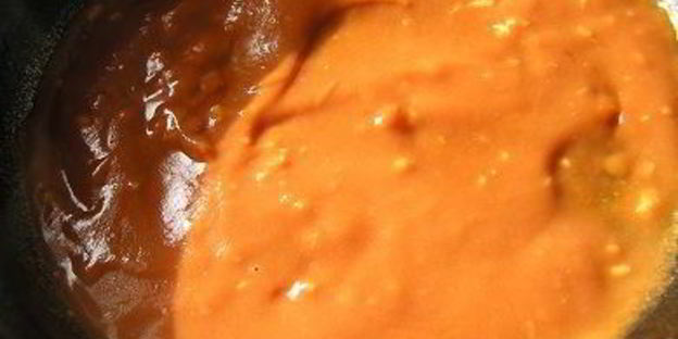 манты с картофельной начинкой и томатно-чесночным соусом