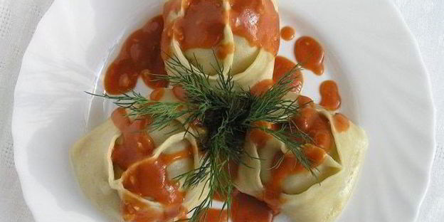 манты с картофельной начинкой и томатно-чесночным соусом