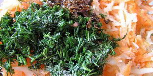 манты с картофельной начинкой и томатно-чесночным соусом