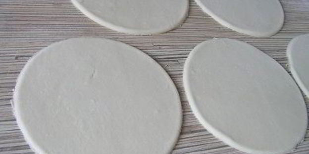 манты с картофельной начинкой и томатно-чесночным соусом