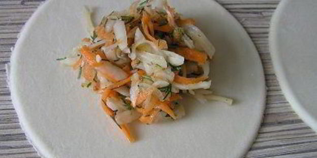 манты с картофельной начинкой и томатно-чесночным соусом