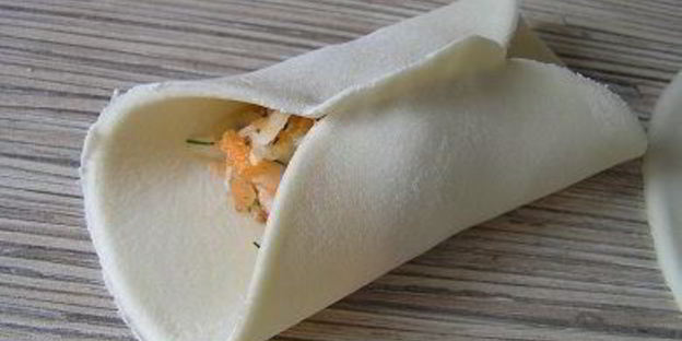 манты с картофельной начинкой и томатно-чесночным соусом