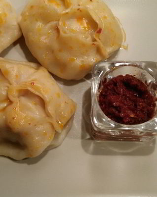 Манты с острым соусом