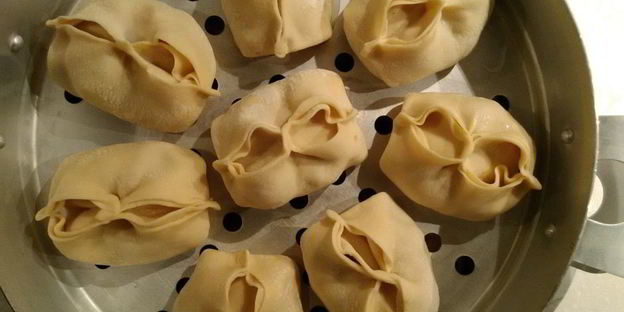 манты с острым соусом