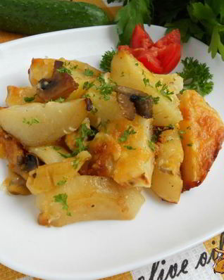 Картофель по-французски с яблоком и грибами