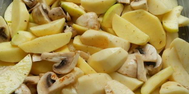 картофель по-французски с яблоком и грибами