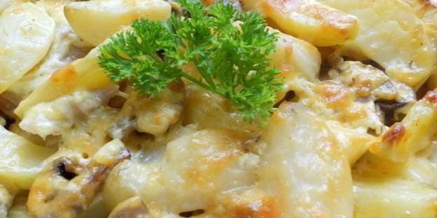 картофель по-французски с яблоком и грибами