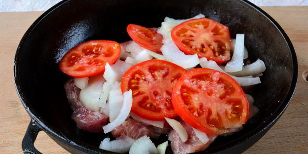 мясо по-французски из свинины с помидорами