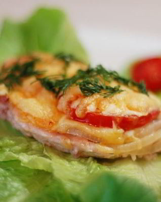 Мясо по-французски с картофелем и помидорами